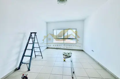 شقة - غرفة نوم - 2 حمامات للايجار في الحمرية - بر دبي - دبي