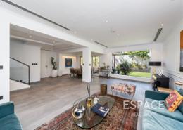 Living Room image for: Villa - 3 bedrooms - 4 bathrooms for sale in Legacy - Jumeirah Park - Dubai, Image 1