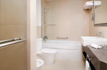 صورة لـ حمام النزل و الشقق الفندقية - 3 غرف نوم - 3 حمامات للايجار في أداجيو برميوم دبي البرشا للشقق الفندقية - البرشاء - دبي ، صورة رقم 1