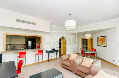 Living / Dining Room image for: Apartment - 2 Bedrooms - 4 Bathrooms for sale in Al Hatimi - Shoreline Apartments - Palm Jumeirah - Dubai, Image 1