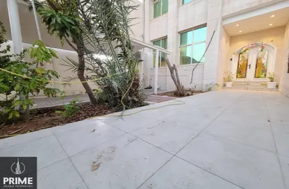 Villa - 6 Bedrooms - 7 Bathrooms for rent in Al Dhafrah Street - Al Mushrif - Abu Dhabi