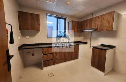 شقة - غرفة نوم - 2 حمامات للايجار في الزاهية - تجارية مويلح - الشارقة