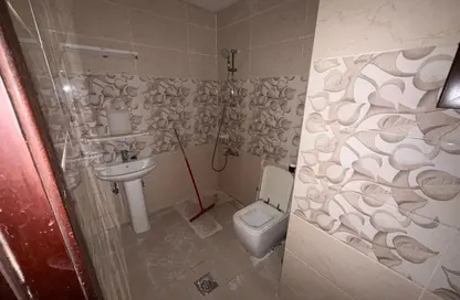 شقة - غرفة نوم - 1 حمام للايجار في طريق كورنيش عجمان - عجمان