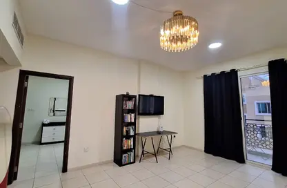 شقة - غرفة نوم - 2 حمامات للايجار في طراز إماراتي - المدينة الدولية - دبي