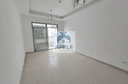 شقة - 2 غرف نوم - 3 حمامات للايجار في الزاهية - تجارية مويلح - الشارقة