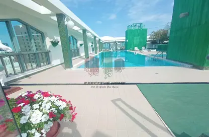 صورة لـ حوض سباحة شقة - 3 غرف نوم - 3 حمامات للايجار في برج الصقر الذهبي - شارع حمدان - أبوظبي ، صورة رقم 1