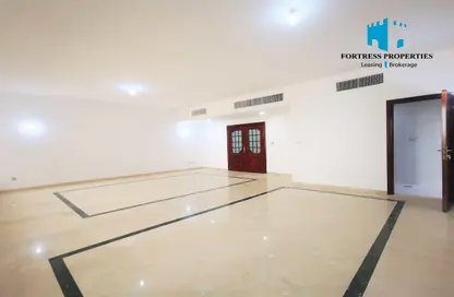شقة - 4 غرف نوم - 5 حمامات للايجار في برج الزمرد - شارع خليفة - أبوظبي