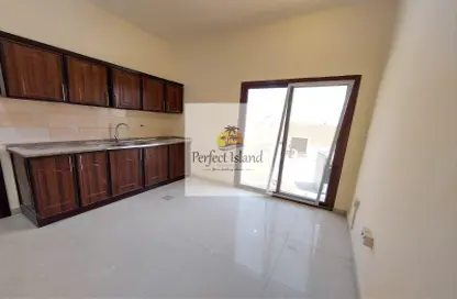 صورة لـ مطبخ شقة - 2 غرف نوم - 2 حمامات للايجار في مدينة شخبوط - أبوظبي ، صورة رقم 1