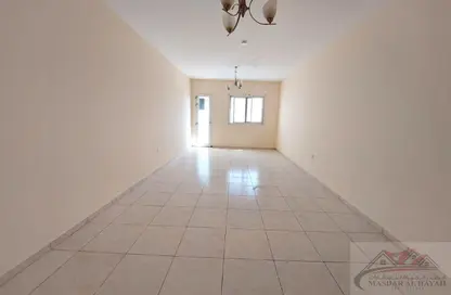 شقة - 2 غرف نوم - 2 حمامات للايجار في شارع 64 ​ - النهدة - الشارقة