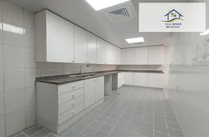 صورة لـ مطبخ شقة - 3 غرف نوم - 4 حمامات للايجار في منطقة النادي السياحي - أبوظبي ، صورة رقم 1