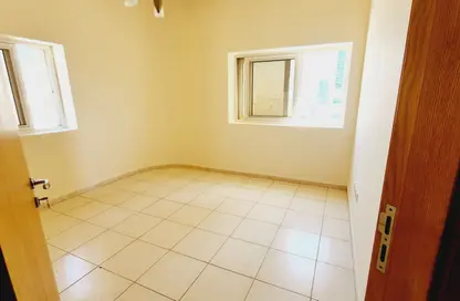 شقة - 2 غرف نوم - 2 حمامات للايجار في المحطة - القاسمية - الشارقة