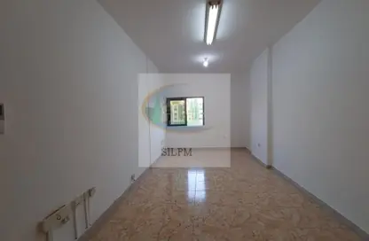 صورة لـ غرفة فارغة شقة - غرفة نوم - 1 حمام للايجار في المشرف - أبوظبي ، صورة رقم 1