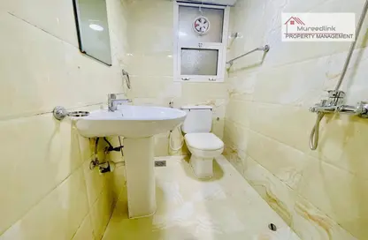 صورة لـ حمام شقة - 1 حمام للايجار في بناية المرور - شارع سلطان بن زايد الاول - منطقة المرور - أبوظبي ، صورة رقم 1