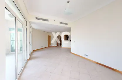 Empty Room image for: Apartment - 3 Bedrooms - 3 Bathrooms for rent in Al Hallawi - Shoreline Apartments - Palm Jumeirah - Dubai, Image 1