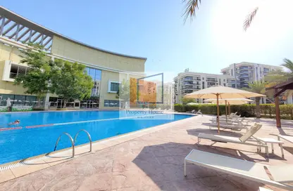صورة لـ حوض سباحة شقة - 3 غرف نوم - 5 حمامات للايجار في الريانة - مدينة خليفة - أبوظبي ، صورة رقم 1