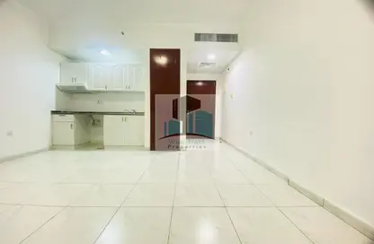 Apartment - 1 Bathroom for rent in Tessco Building - Electra Street - Abu Dhabi