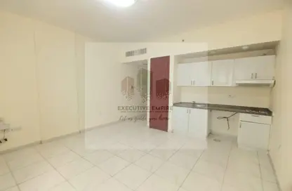 صورة لـ مطبخ شقة - 1 حمام للايجار في برج ظافر - شارع النجدة - أبوظبي ، صورة رقم 1