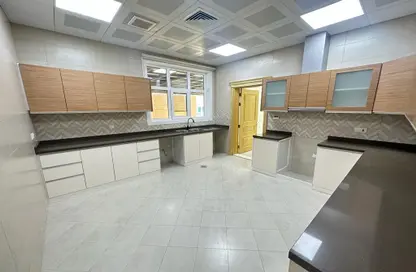 صورة لـ مطبخ شقة - 3 غرف نوم - 4 حمامات للايجار في مدينة خليفة أ - مدينة خليفة - أبوظبي ، صورة رقم 1