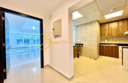 صورة لـ مطبخ شقة - 1 حمام للايجار في برج اللؤلؤة - شارع إلكترا - أبوظبي ، صورة رقم 1