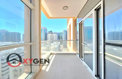 شقة - 2 غرف نوم - 4 حمامات للايجار في يونايتد سكوير - الخالدية - أبوظبي