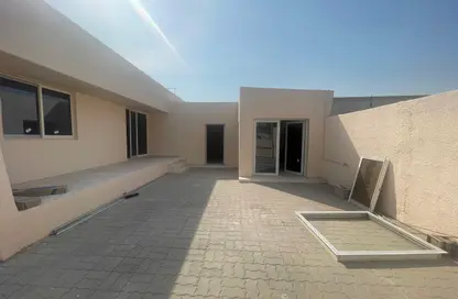 فيلا - 4 غرف نوم - 5 حمامات للايجار في الجزّات - ضاحية الرقة - الشارقة