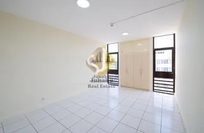 Apartment - 3 Bedrooms - 3 Bathrooms for rent in Al Muraqqabat - Deira - Dubai
