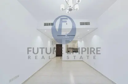 شقة - غرفة نوم - 2 حمامات للايجار في مبنى عرض المطار - منطقة القرهود - دبي شقة - غرفة نوم - 2 حمامات للايجار في مبنى عرض المطار - منطقة القرهود - دبي