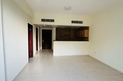 شقة - غرفة نوم - 2 حمامات للبيع في مبنى واي13 - طراز إنجليزي - المدينة الدولية - دبي