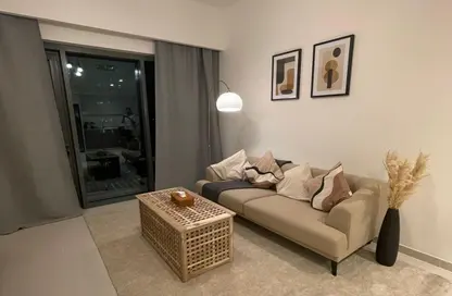 Living Room image for: Apartment - 1 Bedroom - 1 Bathroom for sale in Burj Royale - Downtown Dubai - Dubai, Image 1