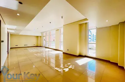 دوبلكس - 3 غرف نوم - 4 حمامات للايجار في يونايتد سكوير - الخالدية - أبوظبي