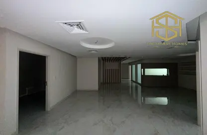 Half Floor - Studio - 2 Bathrooms for rent in Fairmont Hotel - Sheikh Zayed Road - Dubai