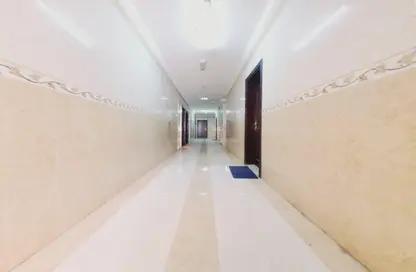 صورة لـ استقبال / بهو شقة - غرفة نوم - 1 حمام للايجار في طريق فاير ستاشن - مويلح - الشارقة ، صورة رقم 1
