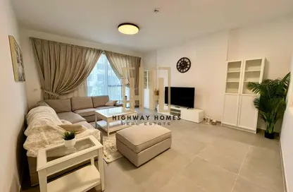 شقة - غرفة نوم - 2 حمامات للايجار في الطراز - حي نسيج - الجادة - الشارقة