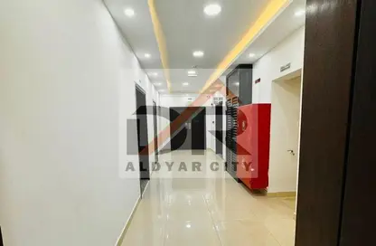 شقة - غرفة نوم - 2 حمامات للايجار في مساكن كورنيش عجمان - طريق كورنيش عجمان - عجمان