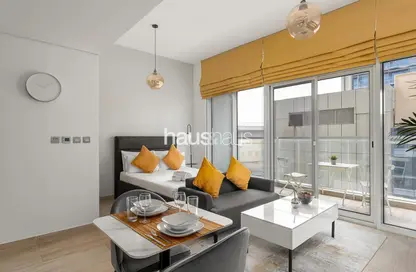 Living Room image for: Apartment - 1 Bathroom for rent in Studio One - Dubai Marina - Dubai, Image 1