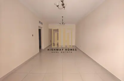 شقة - 2 غرف نوم - 2 حمامات للايجار في مجمع مويلح - تجارية مويلح - الشارقة