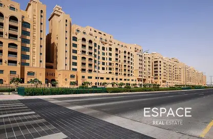 Outdoor Building image for: Apartment - 2 Bedrooms - 3 Bathrooms for sale in Golden Mile 6 - Golden Mile - Palm Jumeirah - Dubai, Image 1