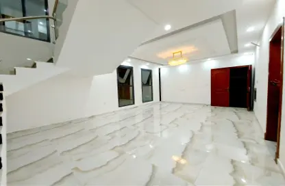 صورة لـ استقبال / بهو فيلا - 4 غرف نوم - 5 حمامات للبيع في حدائق الإمارات 2 - السيوح - الشارقة ، صورة رقم 1