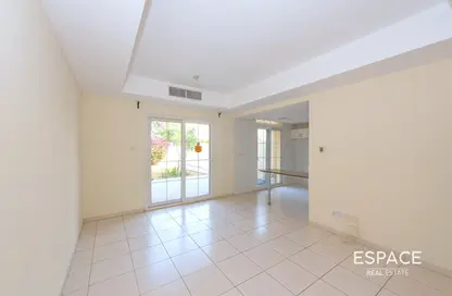 فيلا - 2 غرف نوم - 3 حمامات للايجار في الينابيع 15 - الينابيع - دبي