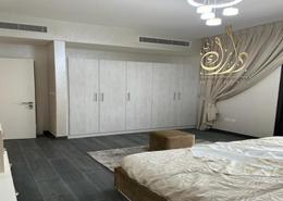 صورةغرفة- غرفة النوم لـ: فيلا - 4 غرف نوم - 5 حمامات للبيع في مساكن نسمه - ّالطي - الشارقة, صورة 1