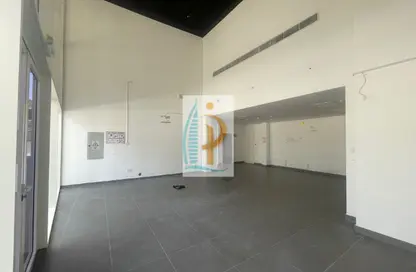 Retail - Studio - 2 Bathrooms for rent in Capital Golden Tower - Business Bay - Dubai