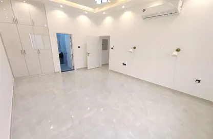 صورة لـ غرفة فارغة فيلا - 6 غرف نوم - 6 حمامات للايجار في 1 الياسمين - الياسمين - عجمان ، صورة رقم 1