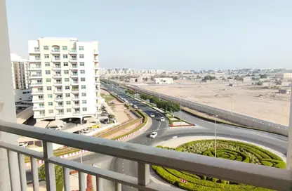 Apartment - 1 Bedroom - 2 Bathrooms for rent in Mazaya 2 - Queue Point - Dubai Land - Dubai