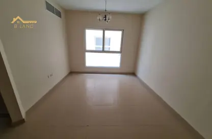 شقة - 2 غرف نوم - 2 حمامات للايجار في مجمع مويلح - تجارية مويلح - الشارقة