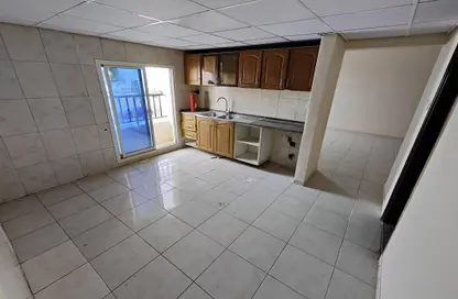 صورة لـ مطبخ شقة - غرفة نوم - 1 حمام للايجار في 2 المويهات - المويهات - عجمان ، صورة رقم 1