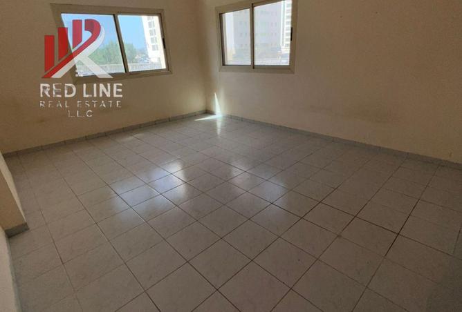  Available apartment with 3 bedrooms and a hall in