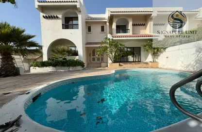 Villa - 5 Bedrooms - 7 Bathrooms for rent in Jumeirah 2 - Jumeirah - Dubai