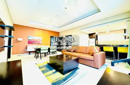 Living / Dining Room image for: Apartment - 1 Bedroom - 2 Bathrooms for rent in Saraya - Corniche Road - Abu Dhabi, Image 1