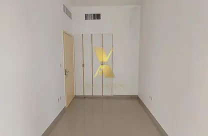 Apartment - 3 Bedrooms - 4 Bathrooms for rent in Khalidiya Twin Towers - Al Khalidiya - Abu Dhabi