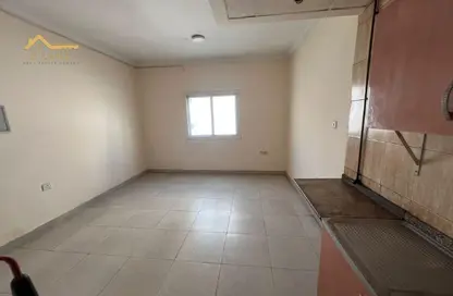 شقة - 1 حمام للايجار في بناء النباعة - النبعة - الشرق - الشارقة